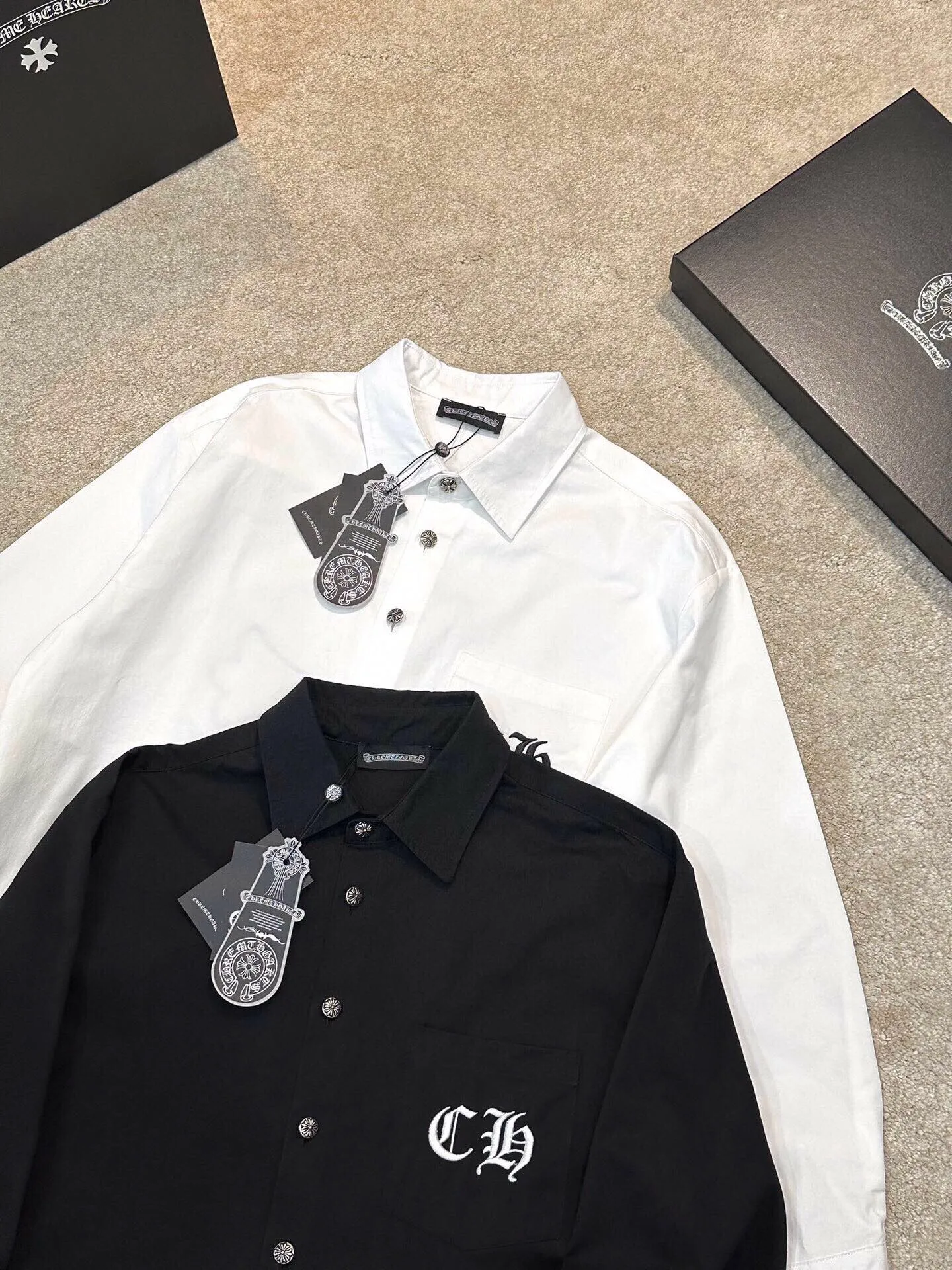 P430 Chrome Hearts leather cross leather embroidery shirt jacket! OS version can be worn by both men and women! The fabric is made of twill gauze cotton fabric! The texture is clear and smooth, not easy to wrinkle or fade! The embroidery process is complex and repetitive, and the requirements for the embroidery machine are very strict. The distance is always 45 centimeters! It won’t work if the spacing is too big, and it won’t work if it’s too small! The hardware is all carved and cast. This piece of clothing consumes a lot of material. More than 3 meters of material is used for one piece of clothing! After the garment is made, it needs to be fixed at high temperature, washed at a water temperature of more than 70 degrees, and softened by adding softener to make the upper body softer and smoother!   Color: black white Size: m-3xl Style number: 5856